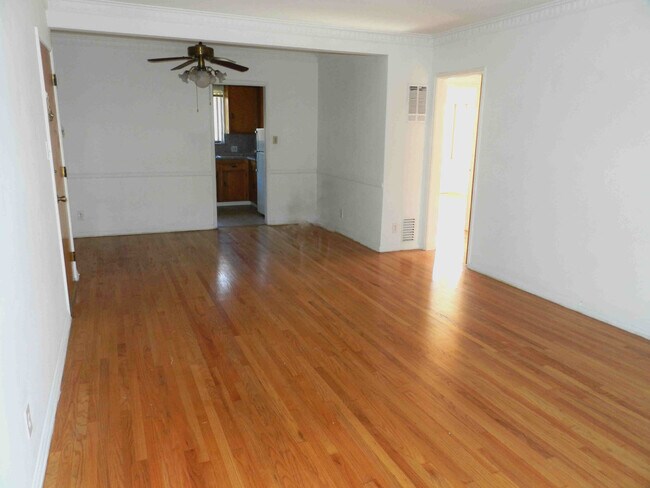 Comedor, vista a la cocina y pasillo, puertas corredizas que pueden albergar ambos espacios. - 108 N Hayworth Ave