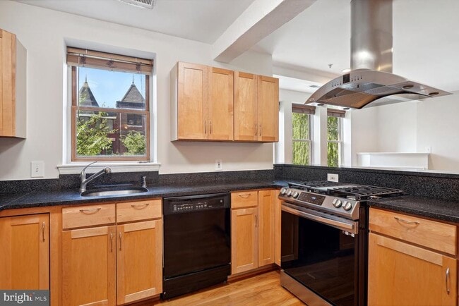 Foto del edificio - 70 Rhode Island Ave NW