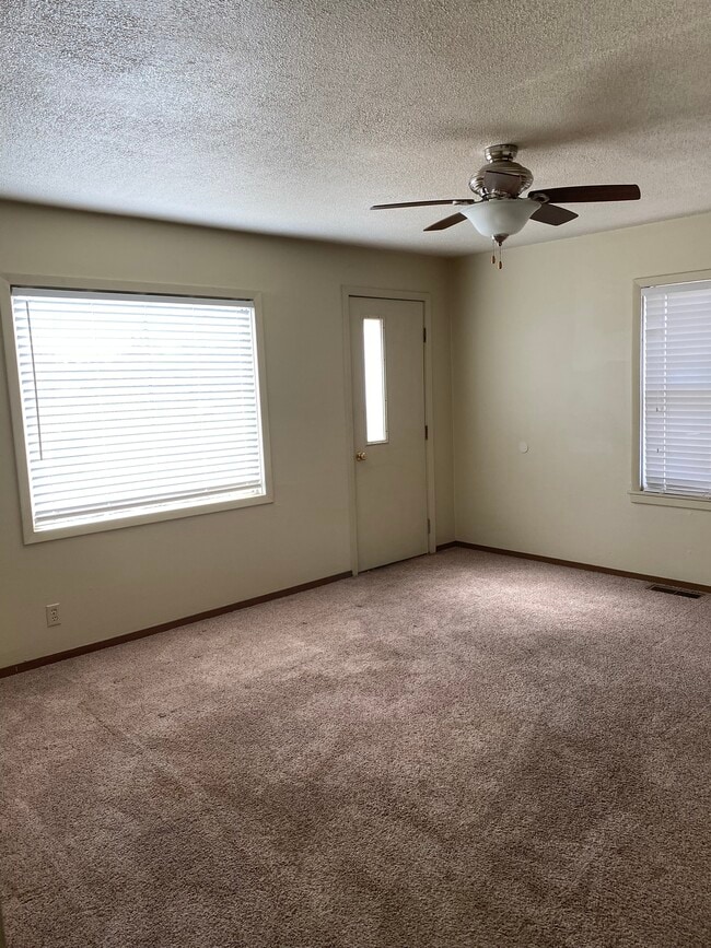 Living room - 709 Arrow Ave NE