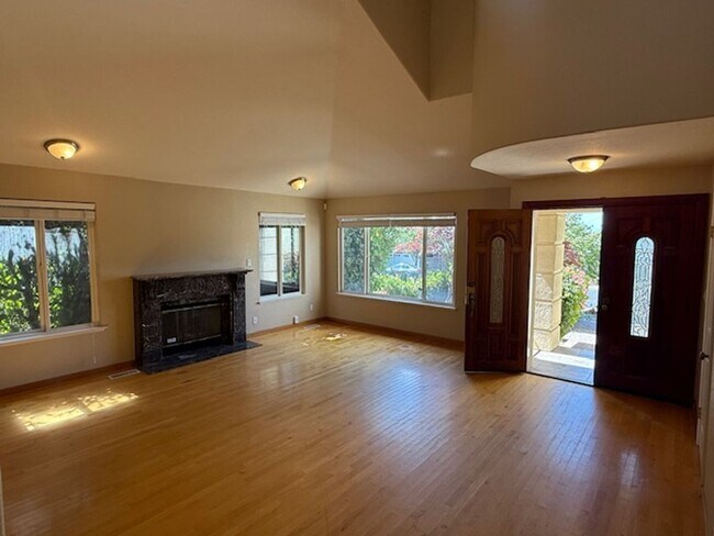 Foto del edificio - Massive 3-Bedroom El Cerrito Home Minutes ...