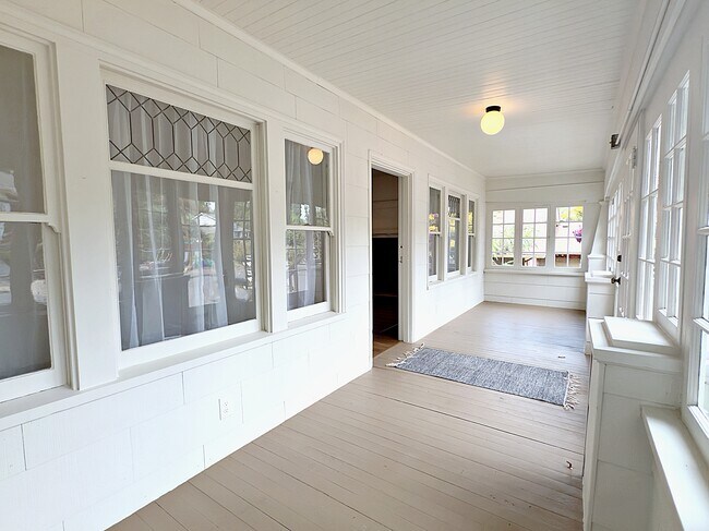 Building Photo - 125 NE 84th Ave