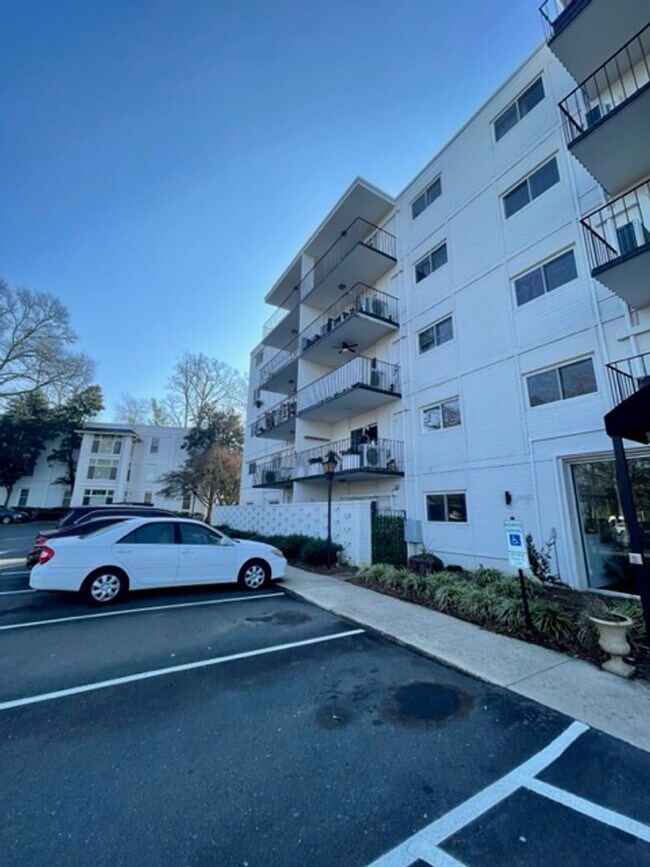 Foto del edificio - Myers Park Condo, Move-In Ready! All utili...