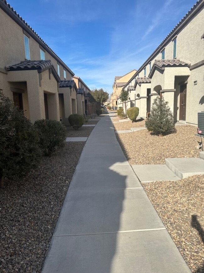 Building Photo - Townhouse with 2 car garage