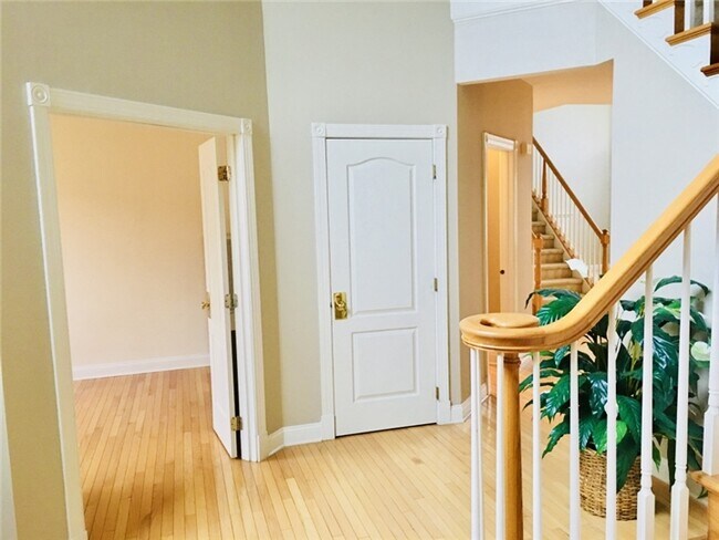 Building Photo - 177 Thompson Dr