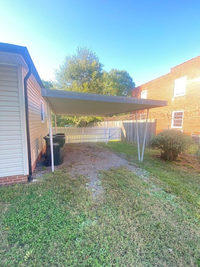 Foto del edificio - Nice 2 bedroom 1 bathroom home very close to I-85 and HWY 73