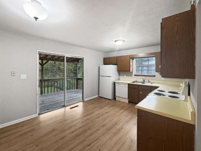 Building Photo - Townhouse Available Immediately in North Hall - Water Included