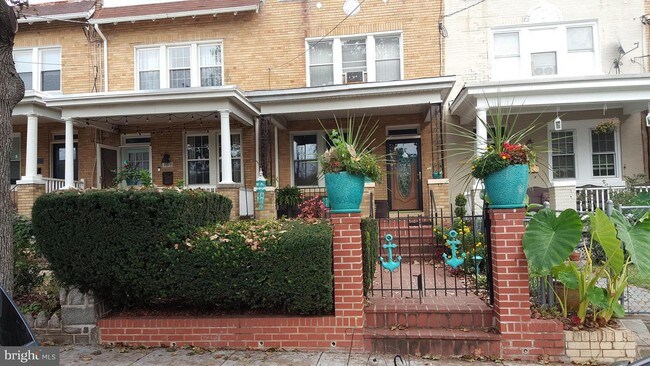 Foto del edificio - 2615 3rd St NE