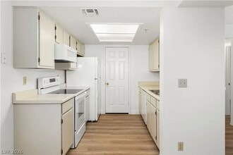 Building Photo - 3550 Bay Sands Dr