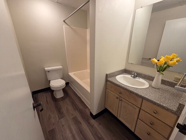 Interior Photo - Sixth & Pine Building