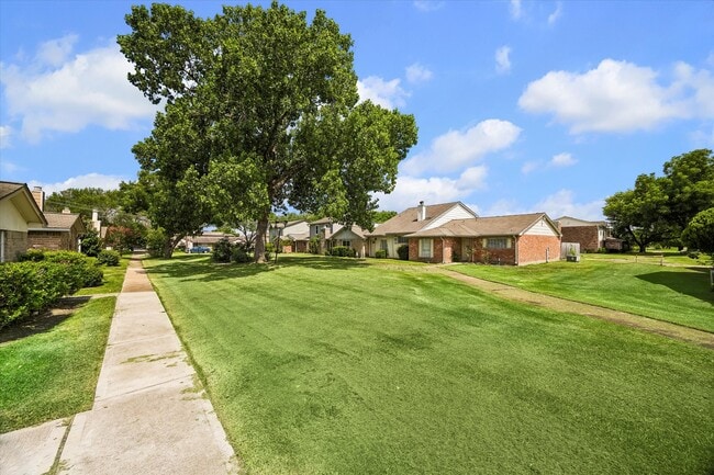 Foto del edificio - 6407 S Briar Bayou Dr
