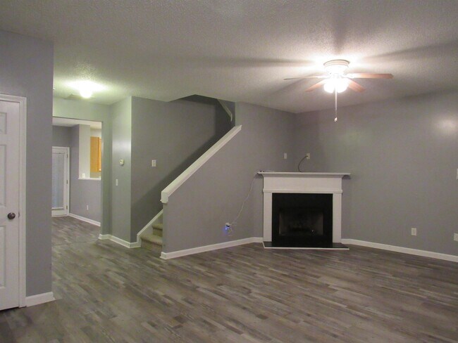 Building Photo - 4881 Robinson Square Dr
