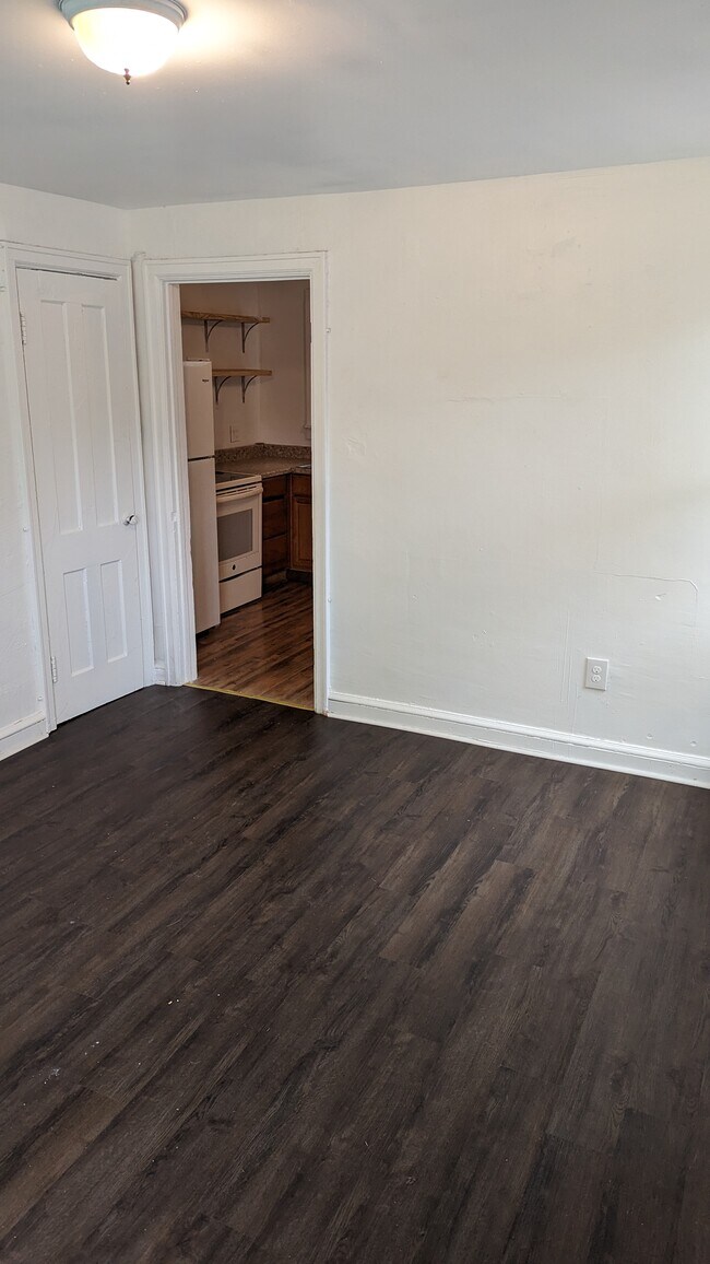 Sala de estar que da a la cocina - 1208 Preston St