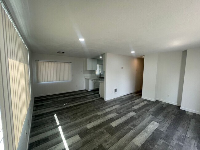 Foto del edificio - Fully remodeled 2 bedrooms 2 baths apartme...