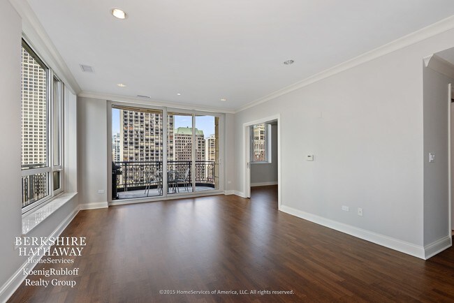 Building Photo - 10 E Delaware Pl