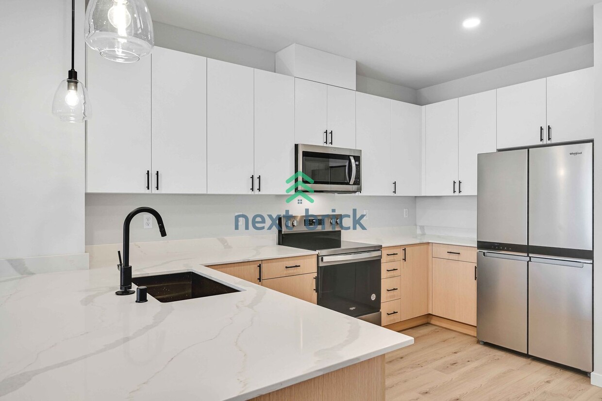 Foto principal - Modern Brand New 3-Bed, 3-Bath Home in the...