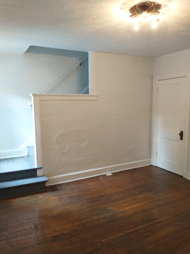 Building Photo - 404 E Lane Ave
