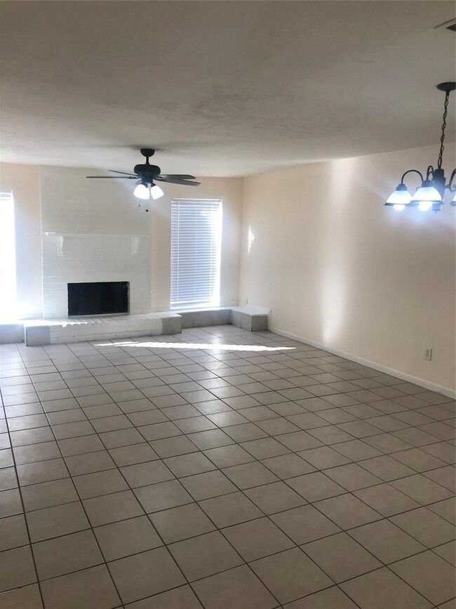 Foto del edificio - 8646 Maplecrest Dr