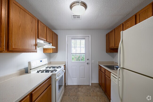 1BR, 1BA Classic - 800SF - Kitchen - Briar Knoll Apts