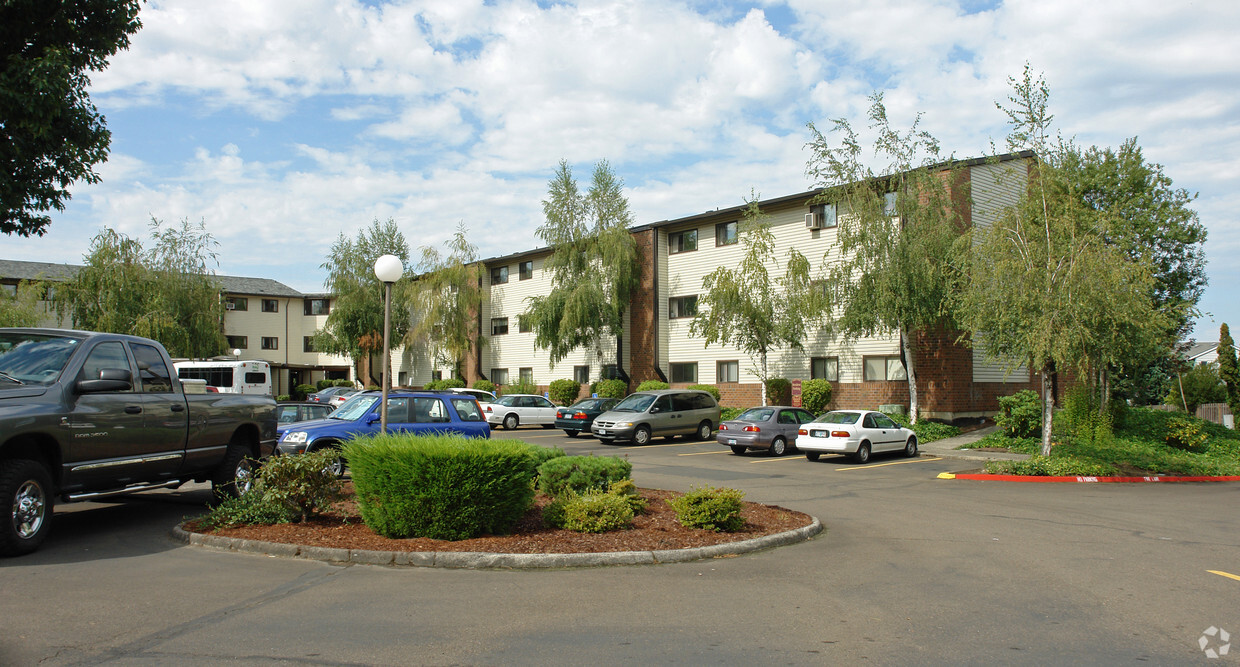 Holly Tree Village Apartments in Beaverton, OR