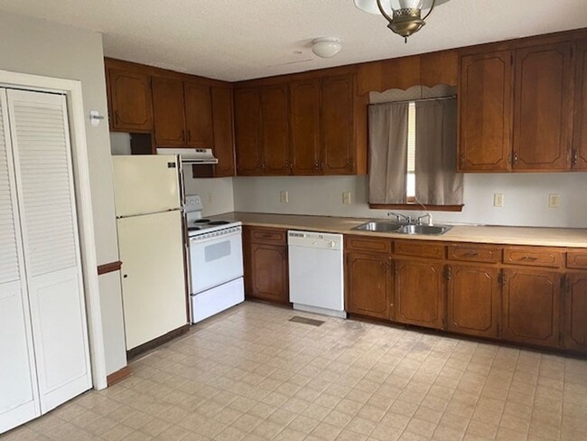 Building Photo - 109 Chatham Woods Drive - Bev Roberts Rent...
