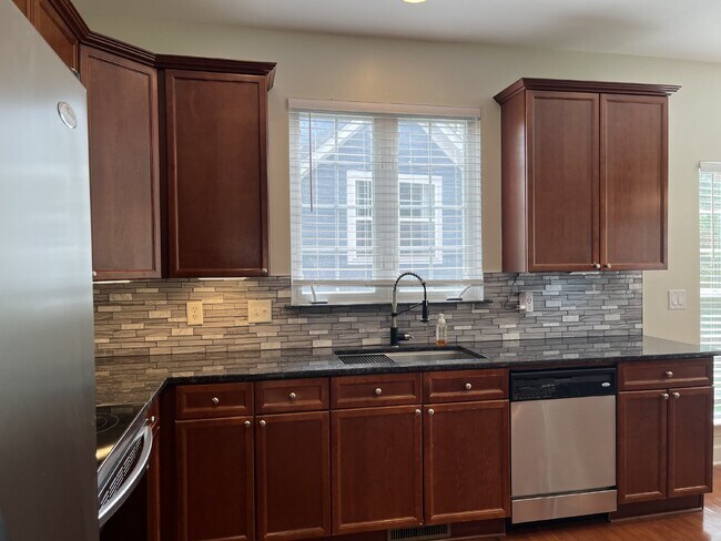 Building Photo - Stunning 4-Bedroom Home with Guest Suite a...
