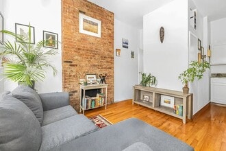 Building Photo - 543 1/2 East 6th Street