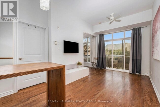 Photo du bâtiment - 682 Churchill Ave N