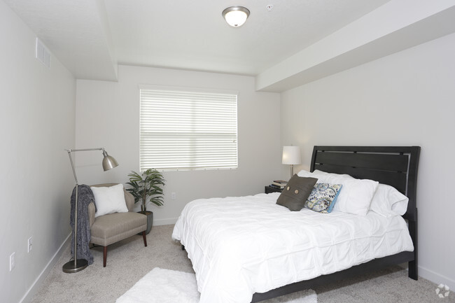 1BR, 1BA - 739 SF - Carrington Place