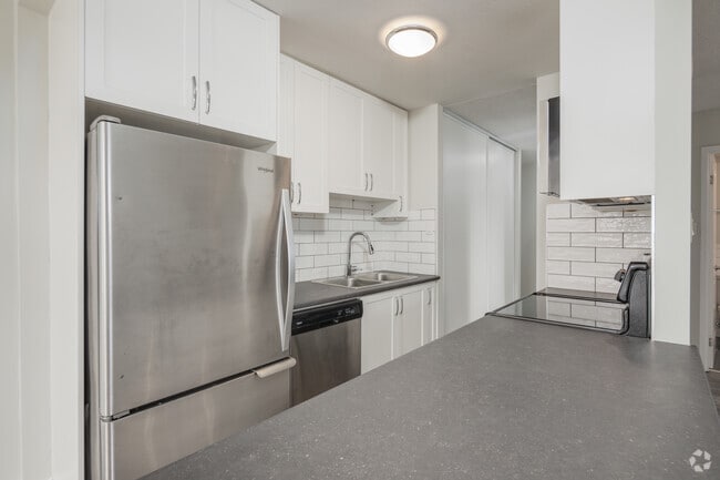 2BR, 1BR - 872SF - 737 Carnarvon Street