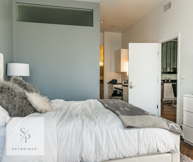 Foto del edificio - "Luxurious 2-Bedroom Furnished Condo with Scenic Views & Pool at 1100 Wilshire!"