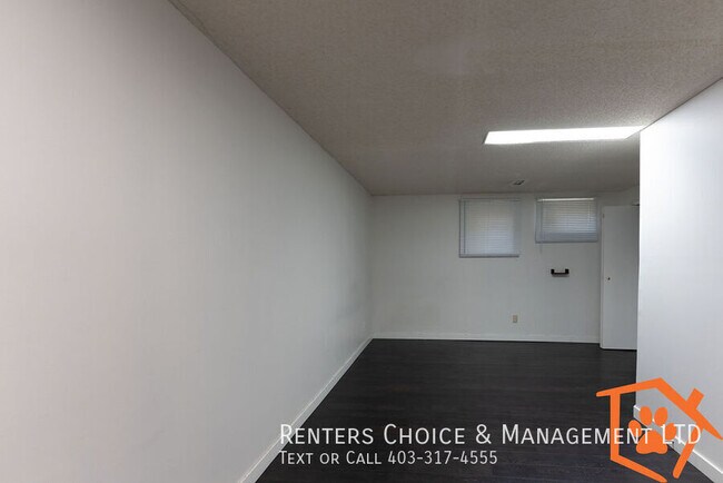 Photo du bâtiment - 3 Bedroom Basement Suite, UTILITIES INCLUDED, Assigned Parking