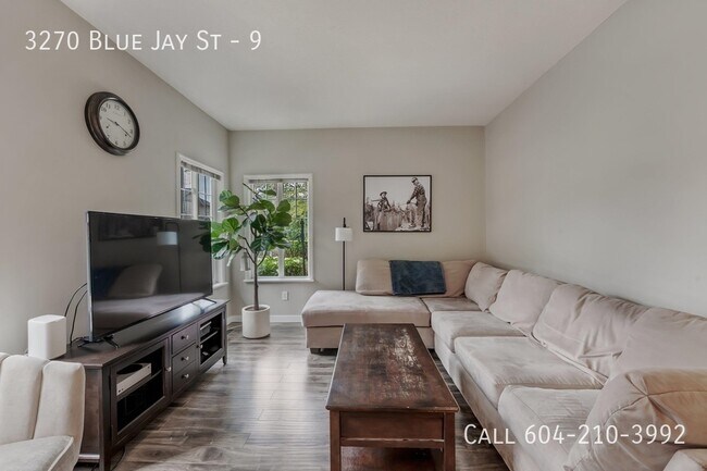 Building Photo - Bright & Spacious Townhome