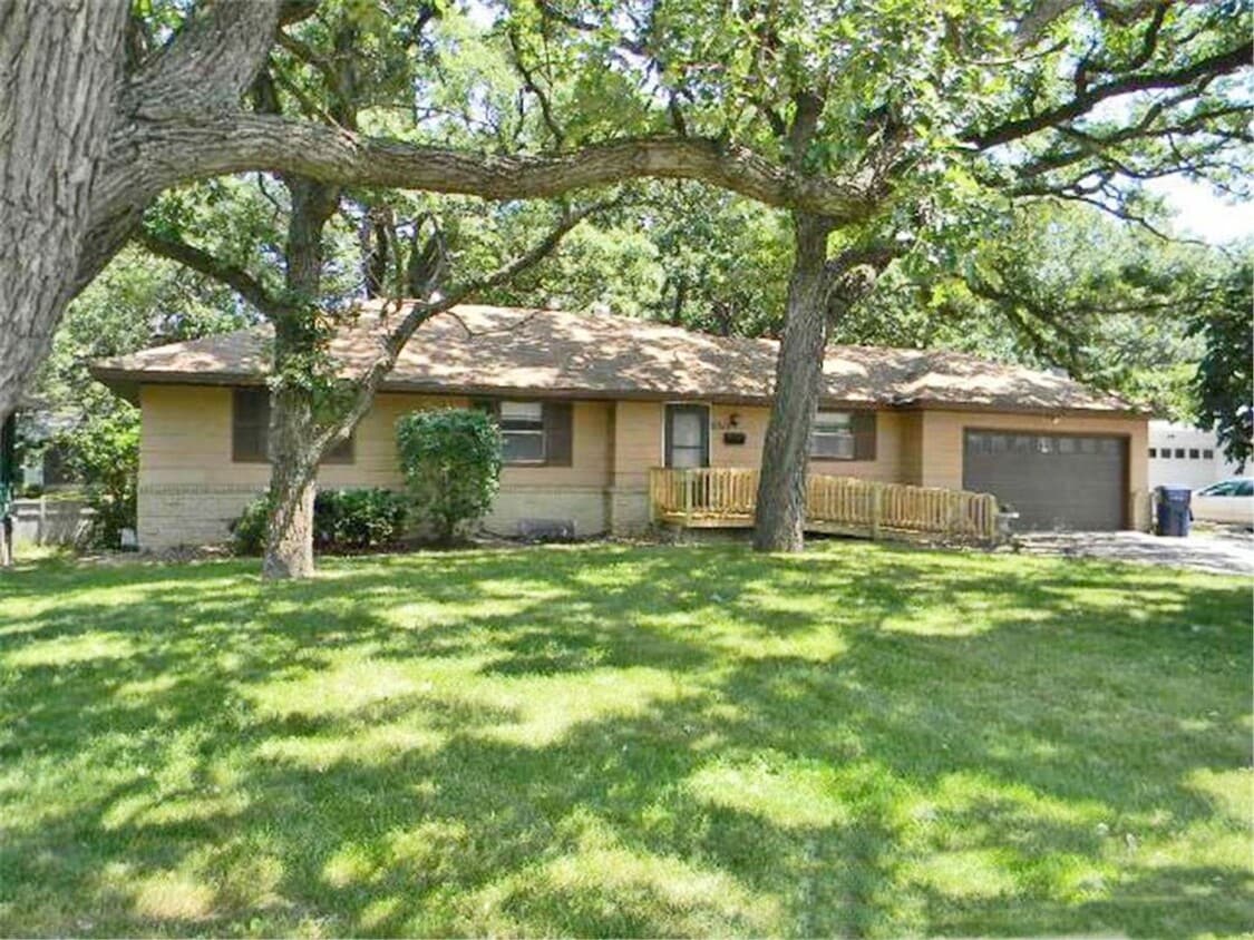 Primary Photo - Spacious 4 Bedroom in Edina 1 Block from P...