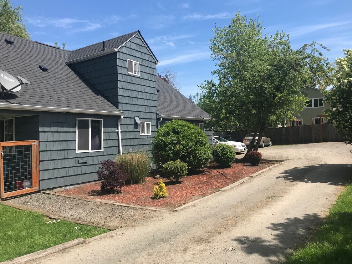 Building Photo - 5+ Bed/2 Bath East Campus home with fenced...