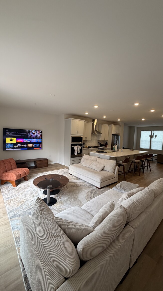 Sala de estar en el segundo piso (compartida) - 9626 Killenney Pl