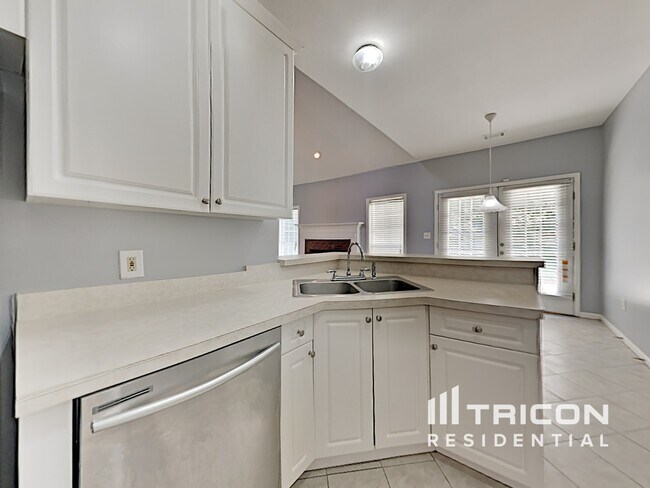 Foto del edificio - 325 Wisteria Blvd