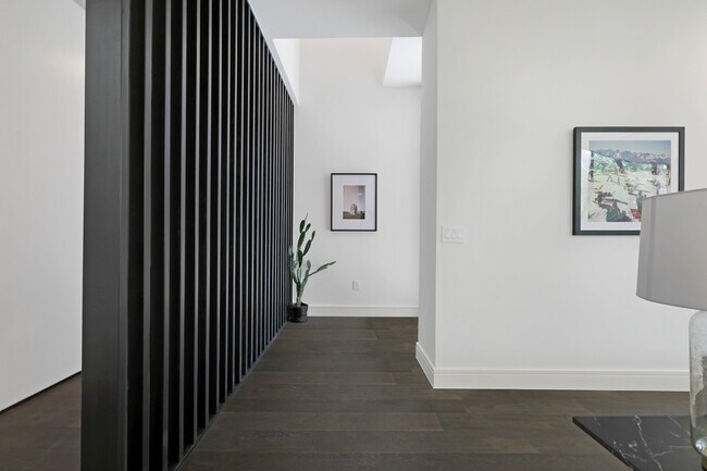 Foto del edificio - 2407 W 10th St