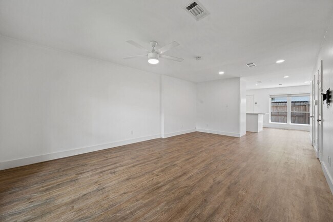 Building Photo - 10240 Longmont Dr