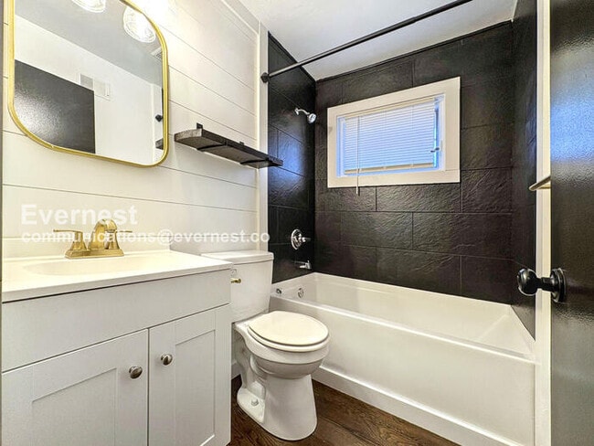 Building Photo - 9 Country Club Dr