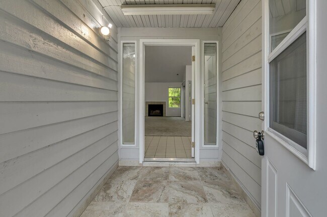Foto del edificio - 3 Bedroom East Hill Home - $3,000/month
