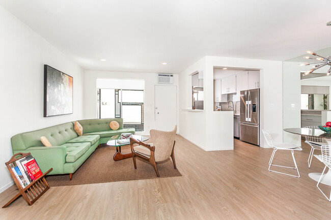 Building Photo - 936 N San Vicente Blvd