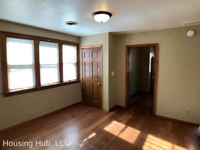 Building Photo - 536 N Mendota St