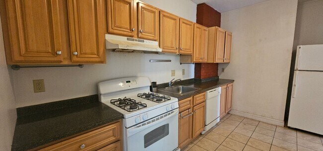 Building Photo - Great Value - Spacious Green Line 4bd/2bath w/ Heat/HW Included- Avail Now!