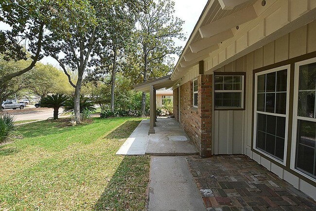 Building Photo - 5015 Beechnut St