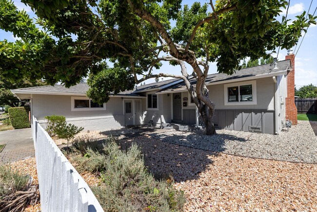 Foto del edificio - TENTATIVELY RENTED Updated 4 Bedroom 2 Bat...