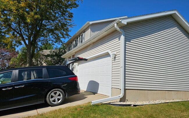 Building Photo - 878 Sky Ridge Dr