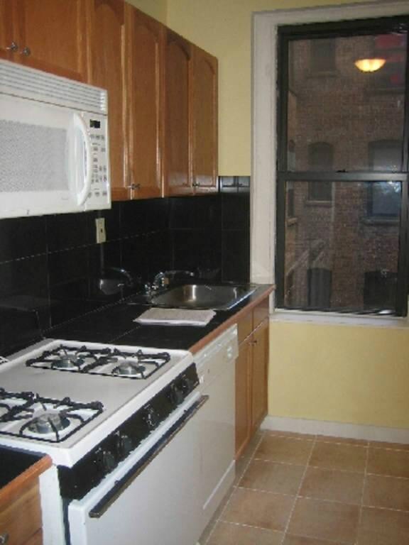 Building Photo - 624 W 207th St