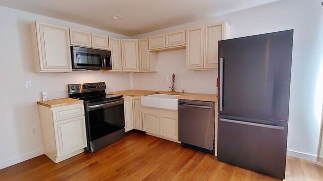 Photo - 9938 SW Terwilliger Blvd Apartment