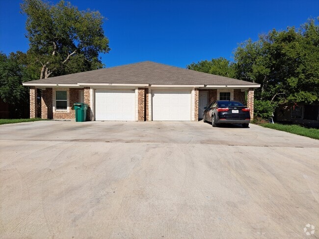 Building Photo - 209 W Robin Ln
