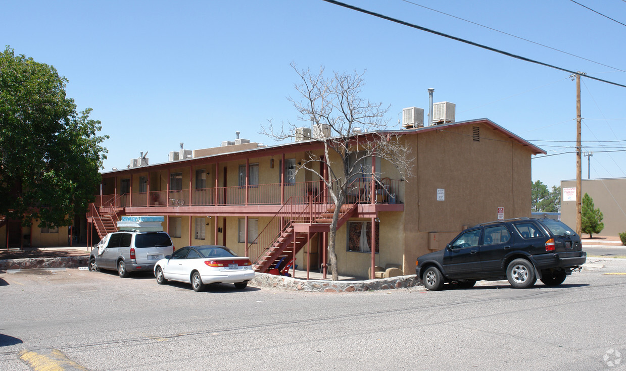 Building Photo - Town & Country Apartments